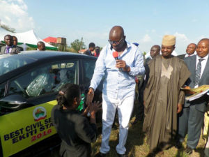 gov-fayose-presents-brand-new-car-to-woman-who-emerged-best-civil-servant-in-ekiti4