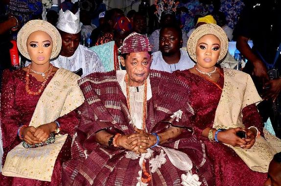 Alaafin Of Oyo, Lamidi Adeyemi & His Wives Pictured At An Event