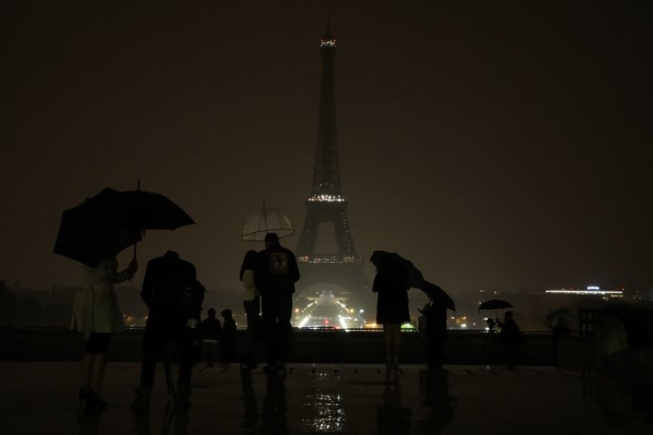 The Eiffel Tower Went Dark in Honor of Las Vegas Shooting Victims