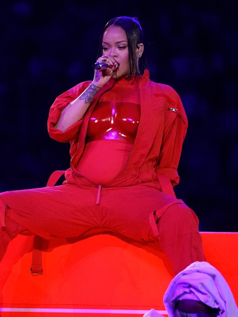 Rihanna Slammed For ‘Lackluster’ Performance | Fab.ng