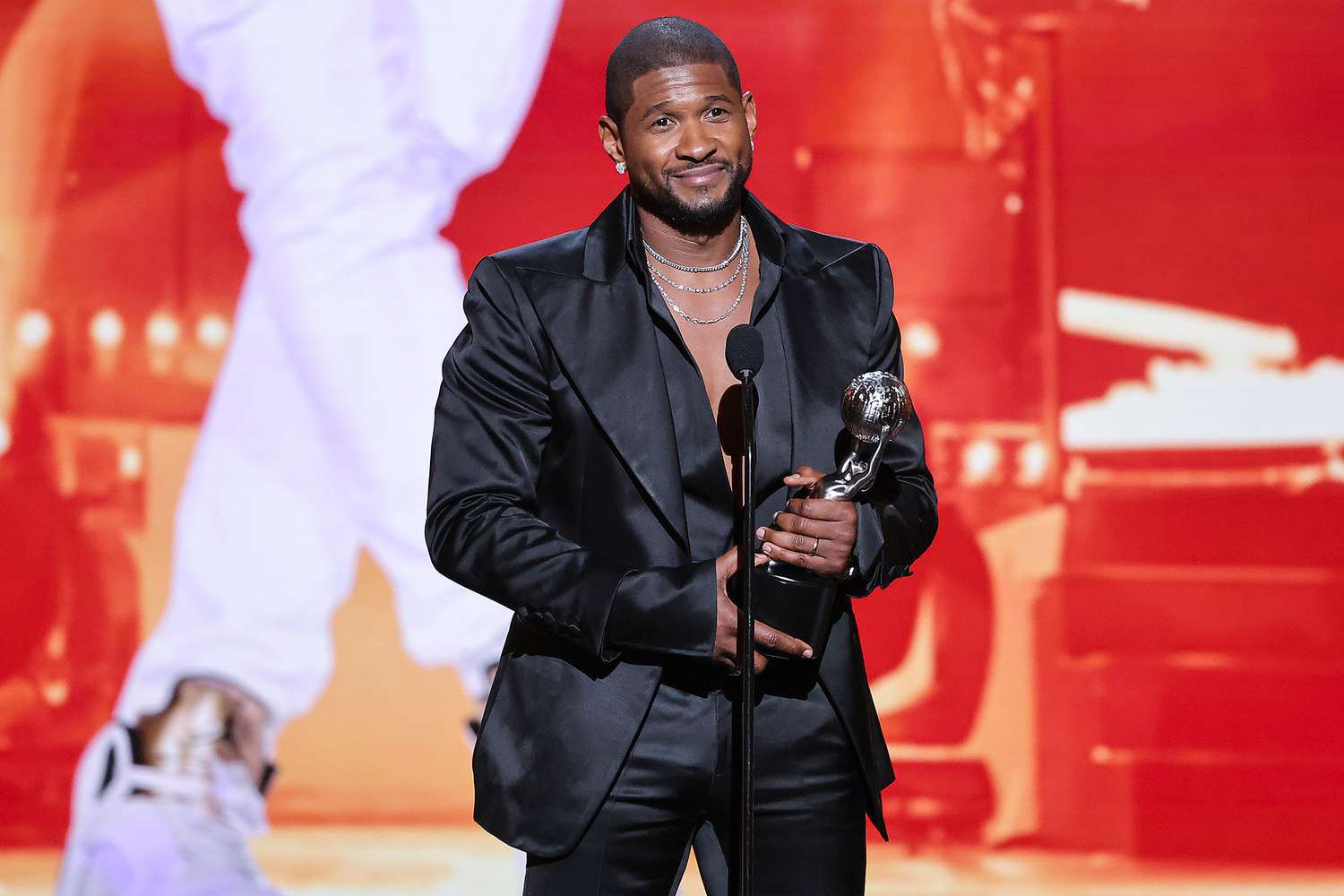 Usher Honoured At 2024 NAACP Image Awards | Fab.ng